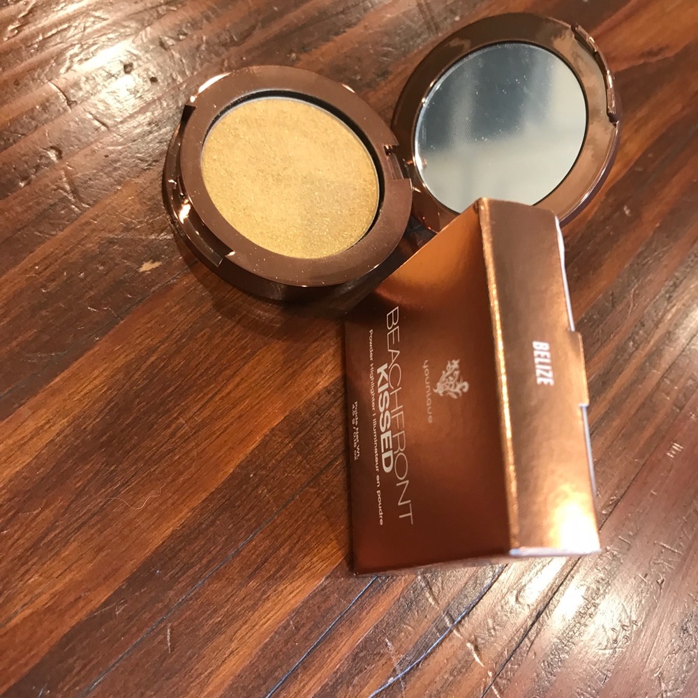 Younique beachfront kisses highlighter in Belize